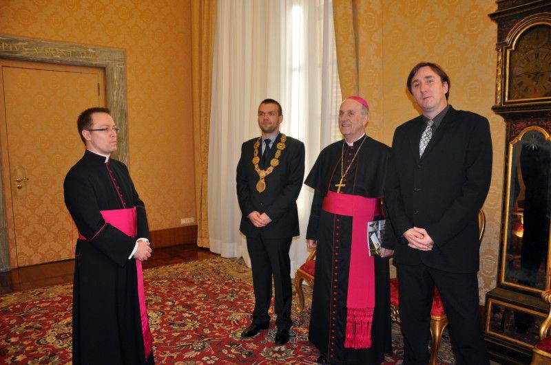 Foto Vatikán: Před přijetím kardinálem Bertonem (ministerským předsedou Vatikánu)