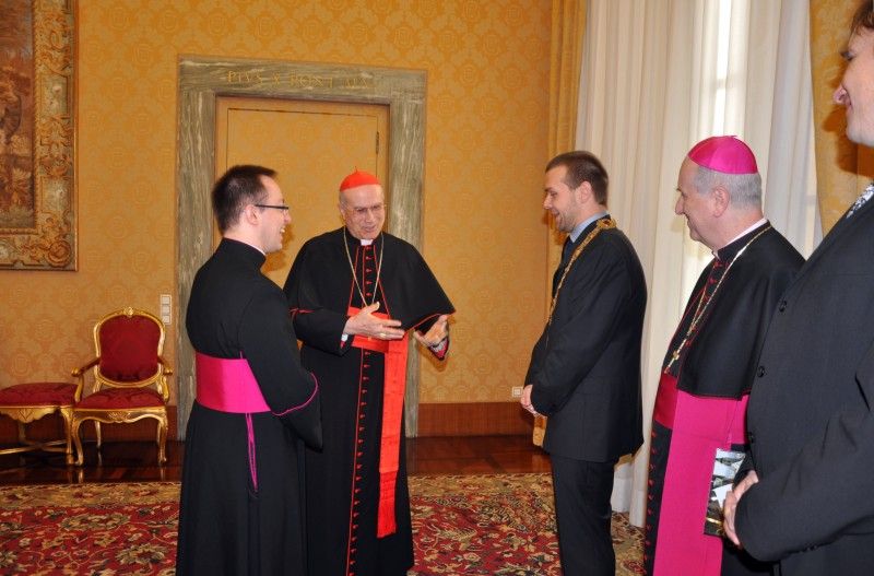 Foto Vatikán: Přijetí kardinálem Bertonem