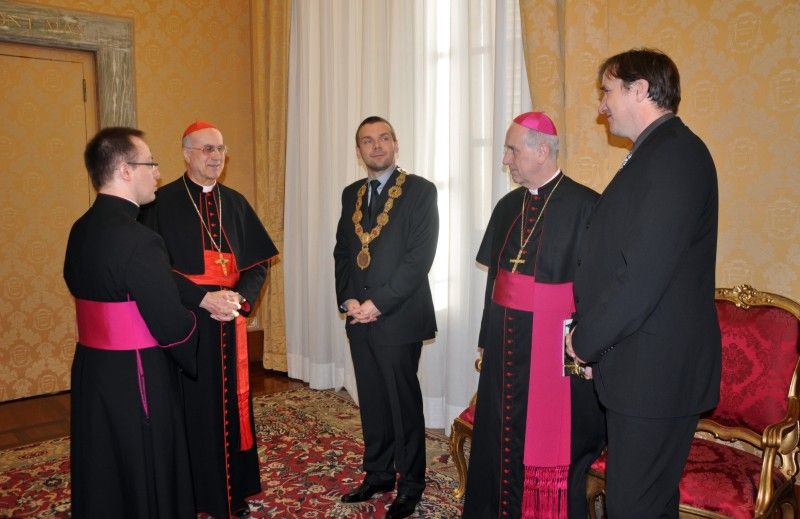 Foto Vatikán: Přijetí kardinálem Bertonem