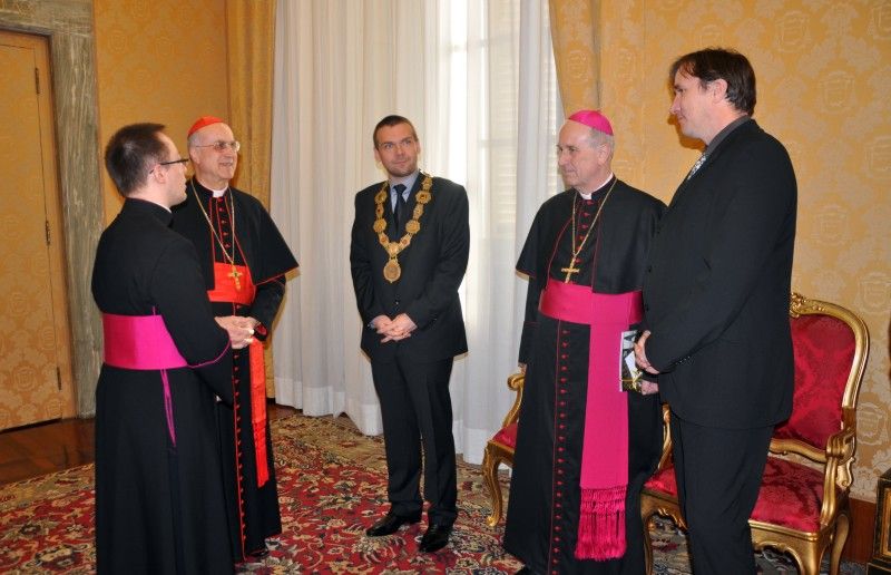 Foto Vatikán: Přijetí kardinálem Bertonem