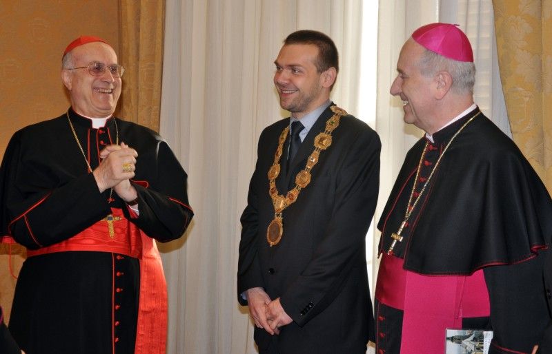 Foto Vatikán: Přijetí kardinálem Bertonem