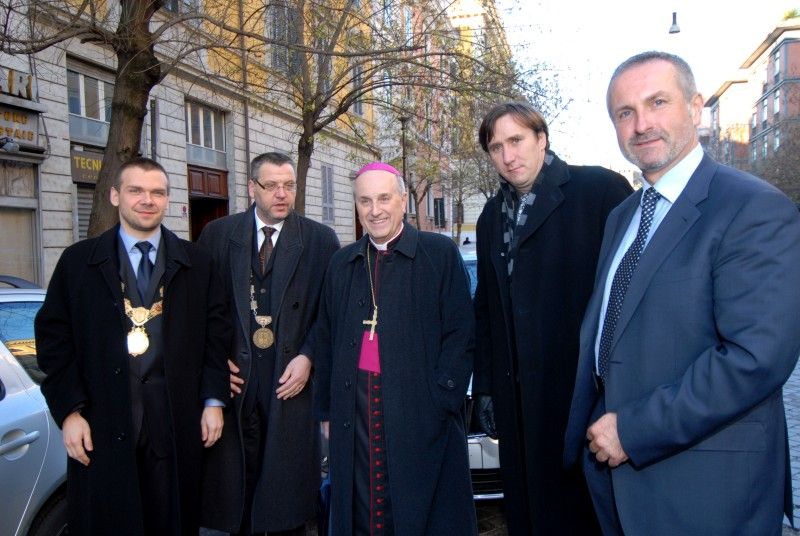 Delegace před odjezdem na generální audienci ve Via Crescento - před sídlem ambasády