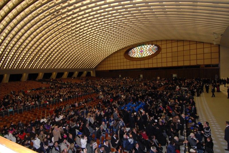 Hala Pavla VI. plná poutníků