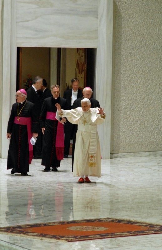 Papež přichází a vítá poutníky