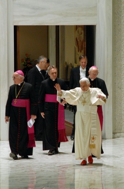 Papež přichází a vítá poutníky