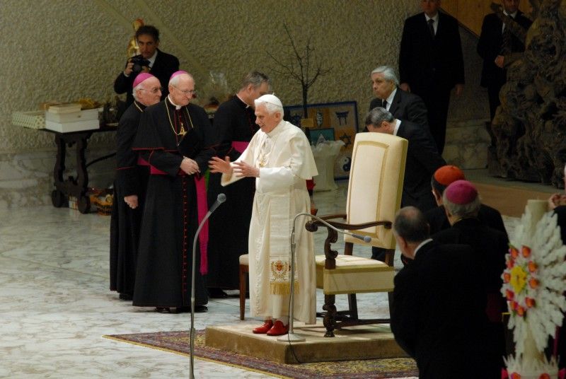 Papež přichází a vítá poutníky