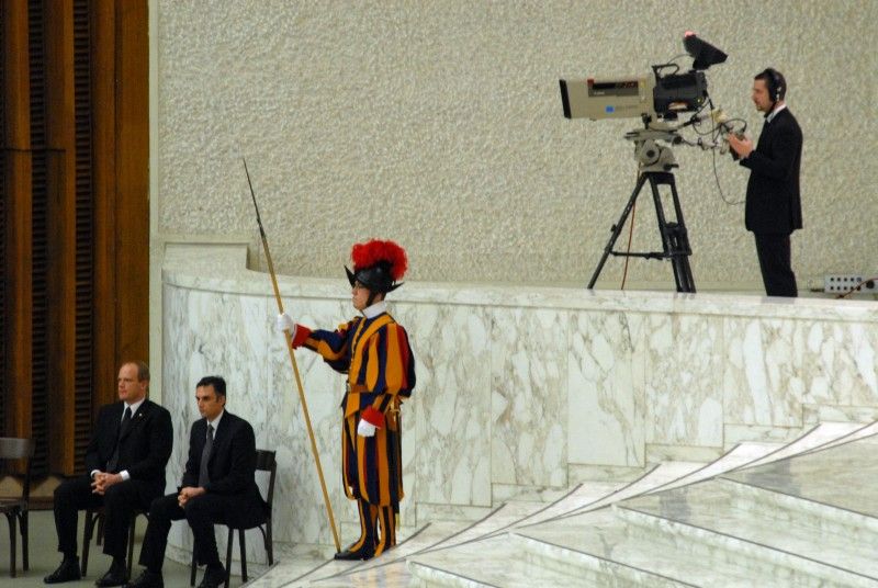 Švýcarský gardista a kameraman vatikánské TV