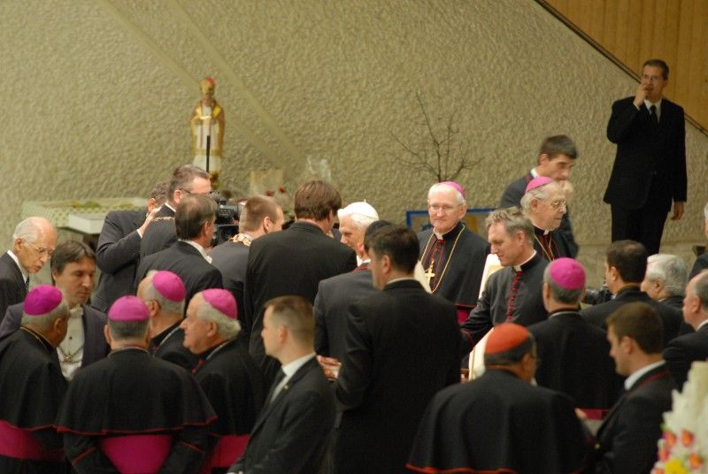 Primátor, starosta Domažlic a nám. hejtmana při předávání darů a pozdravů papeži