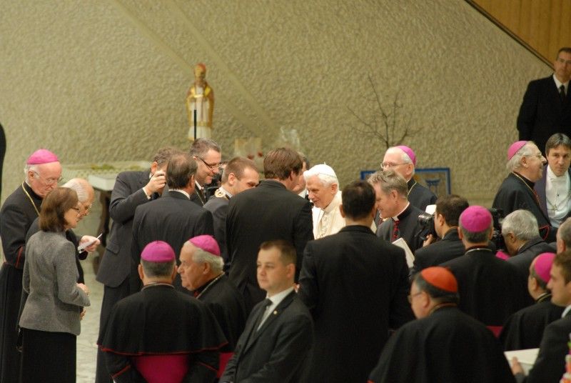 Primátor, starosta Domažlic a nám. hejtmana při předávání darů a pozdravů papeži