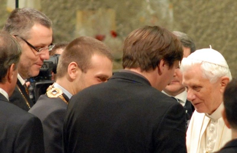 Primátor, starosta Domažlic a nám. hejtmana při předávání darů a pozdravů papeži