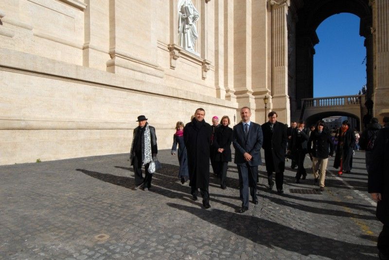 Delegace na nádvoří Vatikánu