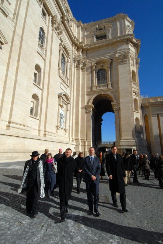 Delegace na nádvoří Vatikánu