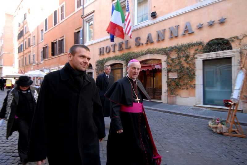 Primátor Baxa a biskup Radkovský na cestě z Vatikánu