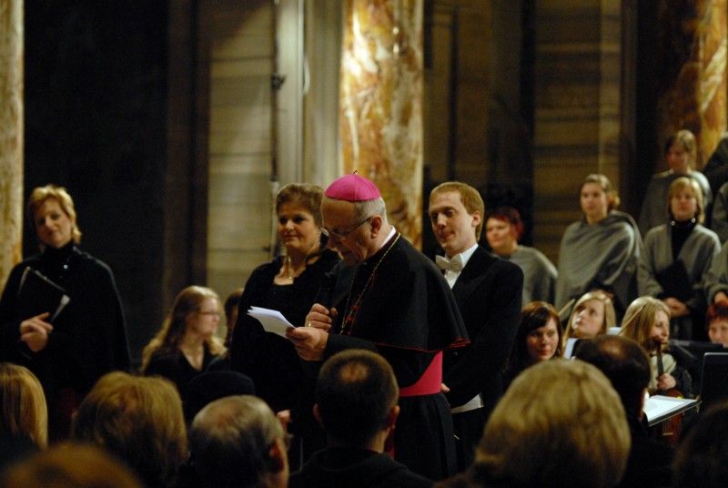 Vánoční  příhovor biskupa Radkovského, v pozadí sbormistr Marek Vorlíček a sólistky