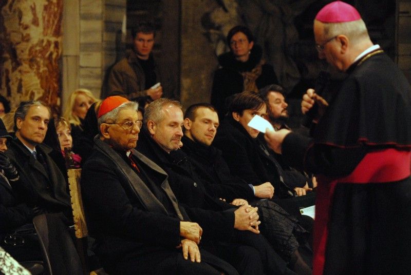 Vánoční  příhovor biskupa Radkovského, v pozadí zaplněné hlediště