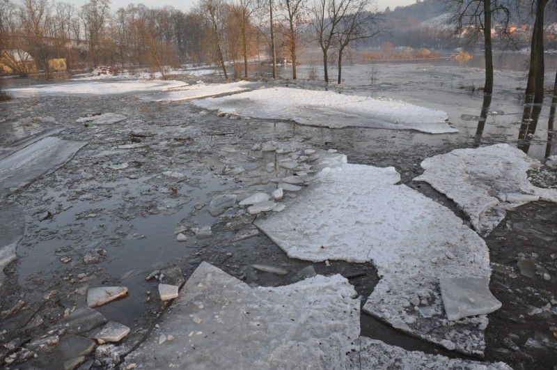 Fotografie zachycují situaci na vodních tocích v Plzni v lednu 2011