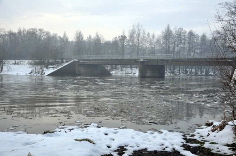 Fotografie zachycují situaci na vodních tocích v Plzni v lednu 2011