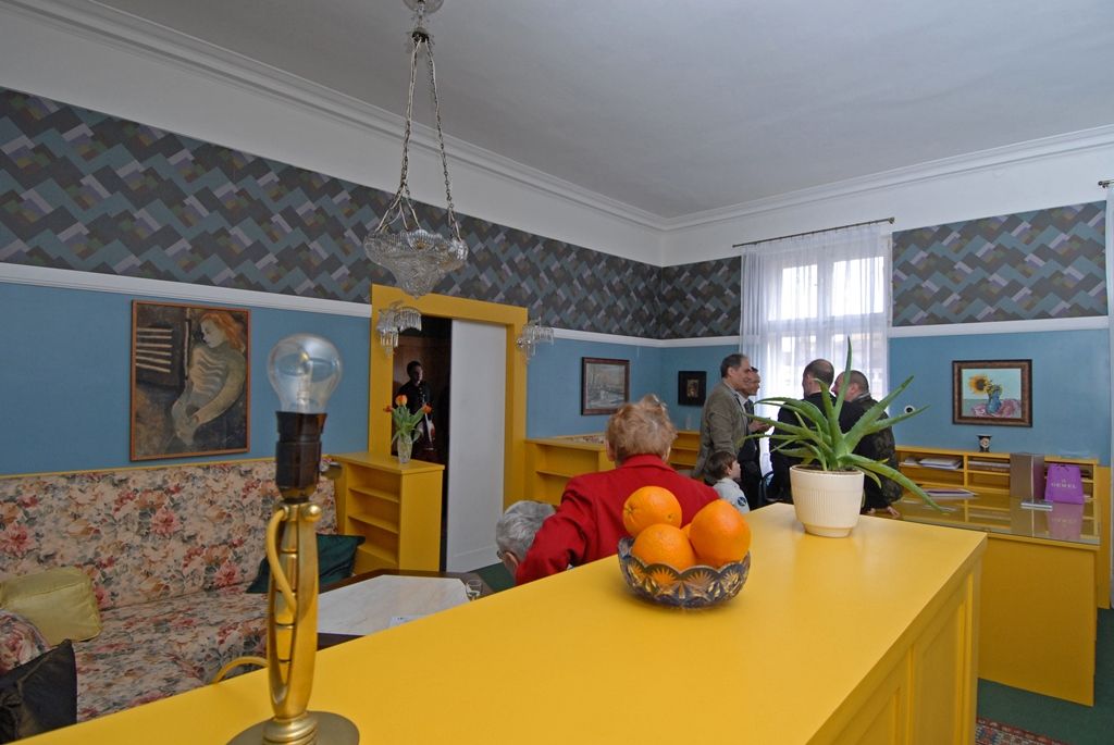 Zrestaurovaný interiér Brummelova domu, který vlastní soukromý majitel, se návštěvníkům po náročné rekonstrukci otevírá poprvé (25.3.2015). Původně jednopatrový dům se sedlovou střechou a historizujícím průčelím byl podle projektu Adolfa Loose přestaven v letech 1927 - 1929. Došlo ke stavební úpravě fasády na jednoduchou, hladkou, dostavena byla nová část domu, v prvním patře následně vznikalo pět místností. Právě interiér tohoto patra Loos řešil dvougeneračně. Podobně jako ostatní z bytových interiérů navržených Adolfem Loosem i Brummelův dům měl složitý osud. Majetkem rodiny byl do roku 1940, kdy přešel do správy německých okupačních úřadů. Po roce 1945 byl dům vrácen původnímu majiteli a zůstal v majetku rodiny do roku 1962. Dále byl ve vlastnictví státu na základě vynuceného darování. Objekt byl navrácen rodině v roce 1991. Rekonstrukci domu podpořilo město Plzeň, Plzeňský kraj i Ministerstvo kultury. Jedním z prvních hostů, kteří se do zrekonstruovaných prostor podívali, byl i primátor Martin Zrzavecký.