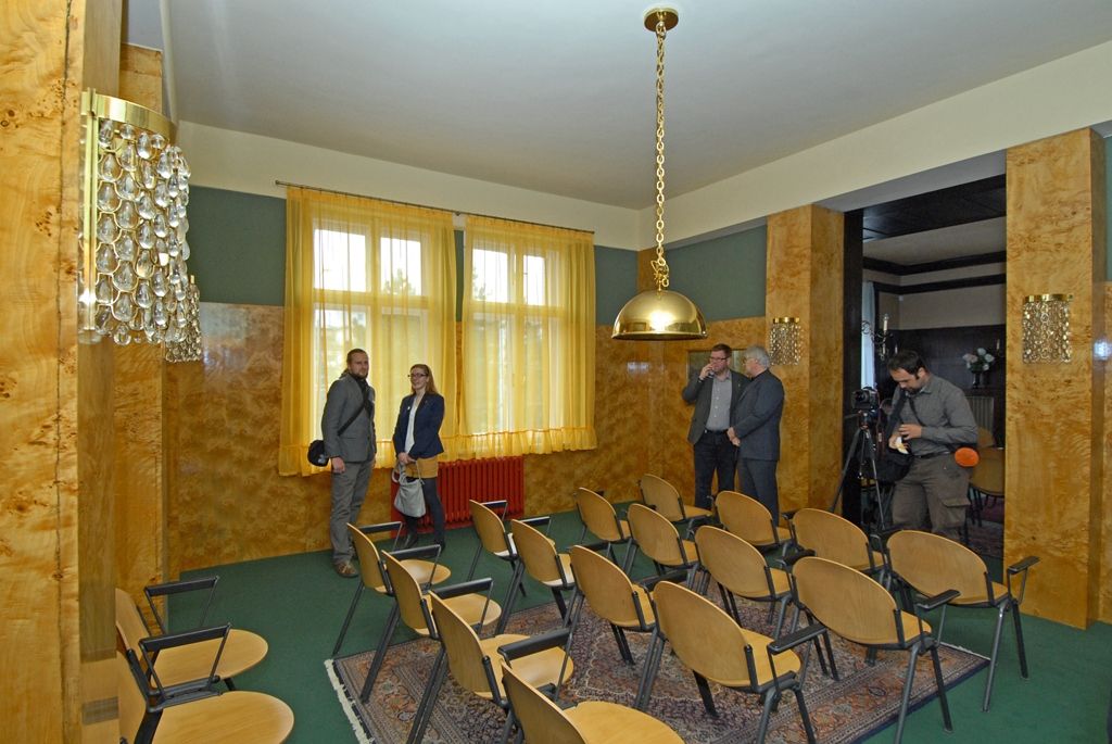 Zrestaurovaný interiér Brummelova domu, který vlastní soukromý majitel, se návštěvníkům po náročné rekonstrukci otevírá poprvé (25.3.2015). Původně jednopatrový dům se sedlovou střechou a historizujícím průčelím byl podle projektu Adolfa Loose přestaven v letech 1927 - 1929. Došlo ke stavební úpravě fasády na jednoduchou, hladkou, dostavena byla nová část domu, v prvním patře následně vznikalo pět místností. Právě interiér tohoto patra Loos řešil dvougeneračně. Podobně jako ostatní z bytových interiérů navržených Adolfem Loosem i Brummelův dům měl složitý osud. Majetkem rodiny byl do roku 1940, kdy přešel do správy německých okupačních úřadů. Po roce 1945 byl dům vrácen původnímu majiteli a zůstal v majetku rodiny do roku 1962. Dále byl ve vlastnictví státu na základě vynuceného darování. Objekt byl navrácen rodině v roce 1991. Rekonstrukci domu podpořilo město Plzeň, Plzeňský kraj i Ministerstvo kultury. Jedním z prvních hostů, kteří se do zrekonstruovaných prostor podívali, byl i primátor Martin Zrzavecký.