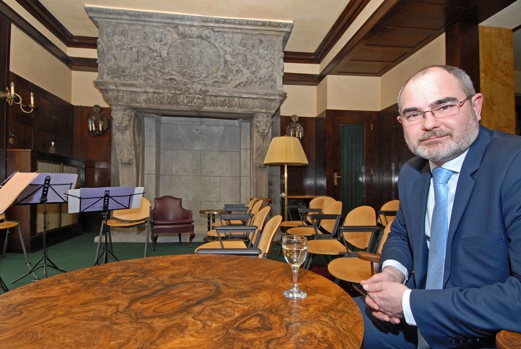 Zrestaurovaný interiér Brummelova domu, který vlastní soukromý majitel, se návštěvníkům po náročné rekonstrukci otevírá poprvé (25.3.2015). Původně jednopatrový dům se sedlovou střechou a historizujícím průčelím byl podle projektu Adolfa Loose přestaven v letech 1927 - 1929. Došlo ke stavební úpravě fasády na jednoduchou, hladkou, dostavena byla nová část domu, v prvním patře následně vznikalo pět místností. Právě interiér tohoto patra Loos řešil dvougeneračně. Podobně jako ostatní z bytových interiérů navržených Adolfem Loosem i Brummelův dům měl složitý osud. Majetkem rodiny byl do roku 1940, kdy přešel do správy německých okupačních úřadů. Po roce 1945 byl dům vrácen původnímu majiteli a zůstal v majetku rodiny do roku 1962. Dále byl ve vlastnictví státu na základě vynuceného darování. Objekt byl navrácen rodině v roce 1991. Rekonstrukci domu podpořilo město Plzeň, Plzeňský kraj i Ministerstvo kultury. Jedním z prvních hostů, kteří se do zrekonstruovaných prostor podívali, byl i primátor Martin Zrzavecký.