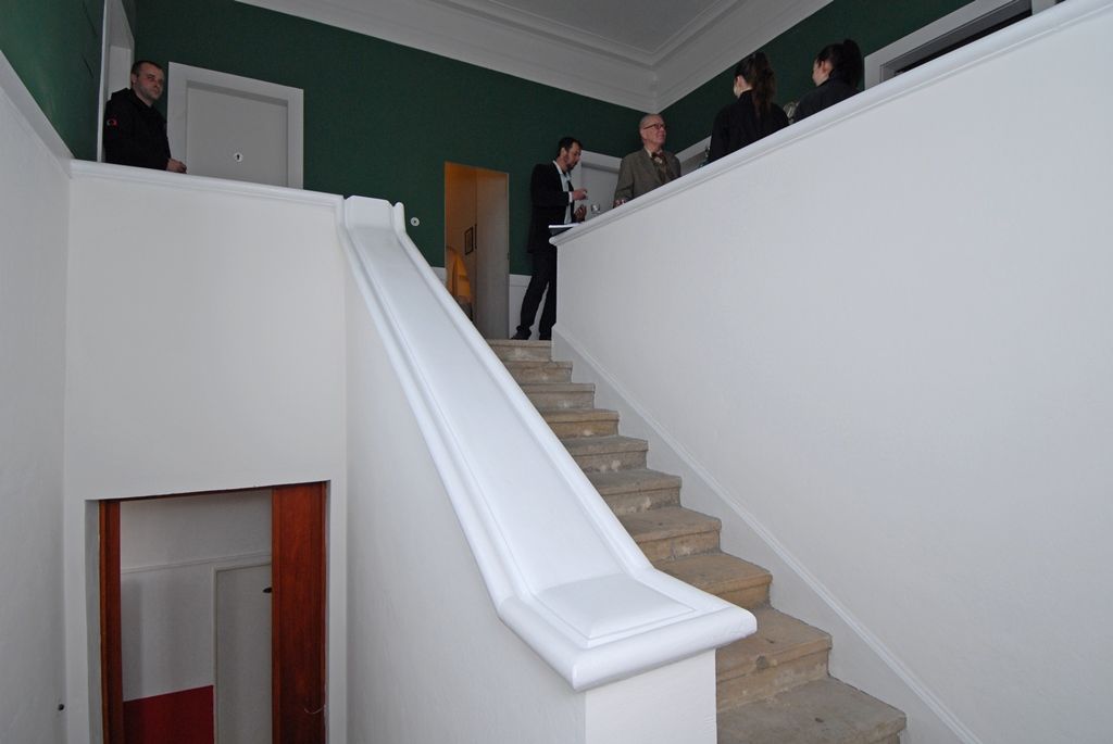 Zrestaurovaný interiér Brummelova domu, který vlastní soukromý majitel, se návštěvníkům po náročné rekonstrukci otevírá poprvé (25.3.2015). Původně jednopatrový dům se sedlovou střechou a historizujícím průčelím byl podle projektu Adolfa Loose přestaven v letech 1927 - 1929. Došlo ke stavební úpravě fasády na jednoduchou, hladkou, dostavena byla nová část domu, v prvním patře následně vznikalo pět místností. Právě interiér tohoto patra Loos řešil dvougeneračně. Podobně jako ostatní z bytových interiérů navržených Adolfem Loosem i Brummelův dům měl složitý osud. Majetkem rodiny byl do roku 1940, kdy přešel do správy německých okupačních úřadů. Po roce 1945 byl dům vrácen původnímu majiteli a zůstal v majetku rodiny do roku 1962. Dále byl ve vlastnictví státu na základě vynuceného darování. Objekt byl navrácen rodině v roce 1991. Rekonstrukci domu podpořilo město Plzeň, Plzeňský kraj i Ministerstvo kultury. Jedním z prvních hostů, kteří se do zrekonstruovaných prostor podívali, byl i primátor Martin Zrzavecký.