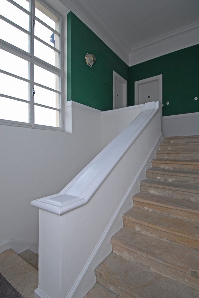 Zrestaurovaný interiér Brummelova domu, který vlastní soukromý majitel, se návštěvníkům po náročné rekonstrukci otevírá poprvé (25.3.2015). Původně jednopatrový dům se sedlovou střechou a historizujícím průčelím byl podle projektu Adolfa Loose přestaven v letech 1927 - 1929. Došlo ke stavební úpravě fasády na jednoduchou, hladkou, dostavena byla nová část domu, v prvním patře následně vznikalo pět místností. Právě interiér tohoto patra Loos řešil dvougeneračně. Podobně jako ostatní z bytových interiérů navržených Adolfem Loosem i Brummelův dům měl složitý osud. Majetkem rodiny byl do roku 1940, kdy přešel do správy německých okupačních úřadů. Po roce 1945 byl dům vrácen původnímu majiteli a zůstal v majetku rodiny do roku 1962. Dále byl ve vlastnictví státu na základě vynuceného darování. Objekt byl navrácen rodině v roce 1991. Rekonstrukci domu podpořilo město Plzeň, Plzeňský kraj i Ministerstvo kultury. Jedním z prvních hostů, kteří se do zrekonstruovaných prostor podívali, byl i primátor Martin Zrzavecký.