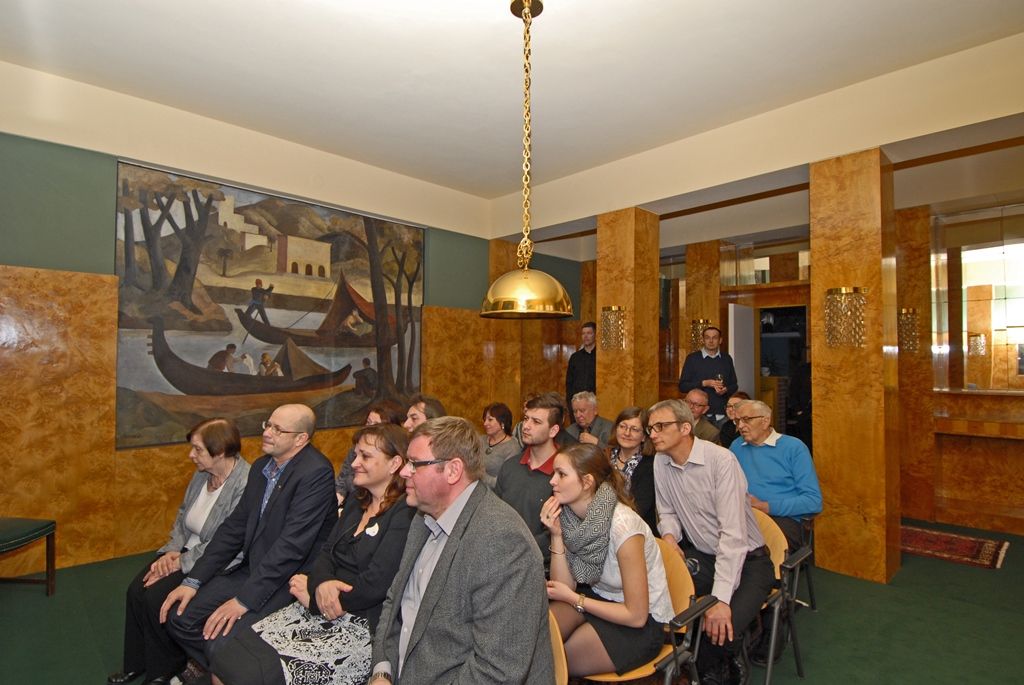 Zrestaurovaný interiér Brummelova domu, který vlastní soukromý majitel, se návštěvníkům po náročné rekonstrukci otevírá poprvé (25.3.2015). Původně jednopatrový dům se sedlovou střechou a historizujícím průčelím byl podle projektu Adolfa Loose přestaven v letech 1927 - 1929. Došlo ke stavební úpravě fasády na jednoduchou, hladkou, dostavena byla nová část domu, v prvním patře následně vznikalo pět místností. Právě interiér tohoto patra Loos řešil dvougeneračně. Podobně jako ostatní z bytových interiérů navržených Adolfem Loosem i Brummelův dům měl složitý osud. Majetkem rodiny byl do roku 1940, kdy přešel do správy německých okupačních úřadů. Po roce 1945 byl dům vrácen původnímu majiteli a zůstal v majetku rodiny do roku 1962. Dále byl ve vlastnictví státu na základě vynuceného darování. Objekt byl navrácen rodině v roce 1991. Rekonstrukci domu podpořilo město Plzeň, Plzeňský kraj i Ministerstvo kultury. Jedním z prvních hostů, kteří se do zrekonstruovaných prostor podívali, byl i primátor Martin Zrzavecký.