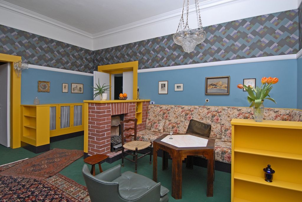 Zrestaurovaný interiér Brummelova domu, který vlastní soukromý majitel, se návštěvníkům po náročné rekonstrukci otevírá poprvé (25.3.2015). Původně jednopatrový dům se sedlovou střechou a historizujícím průčelím byl podle projektu Adolfa Loose přestaven v letech 1927 - 1929. Došlo ke stavební úpravě fasády na jednoduchou, hladkou, dostavena byla nová část domu, v prvním patře následně vznikalo pět místností. Právě interiér tohoto patra Loos řešil dvougeneračně. Podobně jako ostatní z bytových interiérů navržených Adolfem Loosem i Brummelův dům měl složitý osud. Majetkem rodiny byl do roku 1940, kdy přešel do správy německých okupačních úřadů. Po roce 1945 byl dům vrácen původnímu majiteli a zůstal v majetku rodiny do roku 1962. Dále byl ve vlastnictví státu na základě vynuceného darování. Objekt byl navrácen rodině v roce 1991. Rekonstrukci domu podpořilo město Plzeň, Plzeňský kraj i Ministerstvo kultury. Jedním z prvních hostů, kteří se do zrekonstruovaných prostor podívali, byl i primátor Martin Zrzavecký.