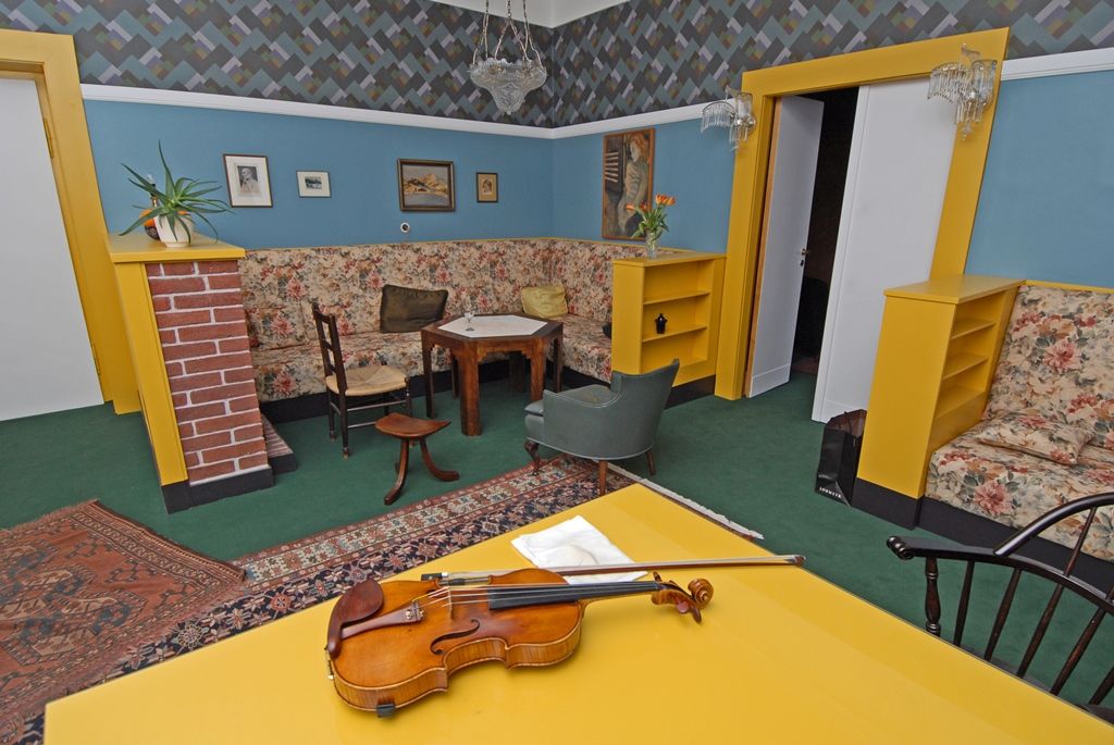 Zrestaurovaný interiér Brummelova domu, který vlastní soukromý majitel, se návštěvníkům po náročné rekonstrukci otevírá poprvé (25.3.2015). Původně jednopatrový dům se sedlovou střechou a historizujícím průčelím byl podle projektu Adolfa Loose přestaven v letech 1927 - 1929. Došlo ke stavební úpravě fasády na jednoduchou, hladkou, dostavena byla nová část domu, v prvním patře následně vznikalo pět místností. Právě interiér tohoto patra Loos řešil dvougeneračně. Podobně jako ostatní z bytových interiérů navržených Adolfem Loosem i Brummelův dům měl složitý osud. Majetkem rodiny byl do roku 1940, kdy přešel do správy německých okupačních úřadů. Po roce 1945 byl dům vrácen původnímu majiteli a zůstal v majetku rodiny do roku 1962. Dále byl ve vlastnictví státu na základě vynuceného darování. Objekt byl navrácen rodině v roce 1991. Rekonstrukci domu podpořilo město Plzeň, Plzeňský kraj i Ministerstvo kultury. Jedním z prvních hostů, kteří se do zrekonstruovaných prostor podívali, byl i primátor Martin Zrzavecký.