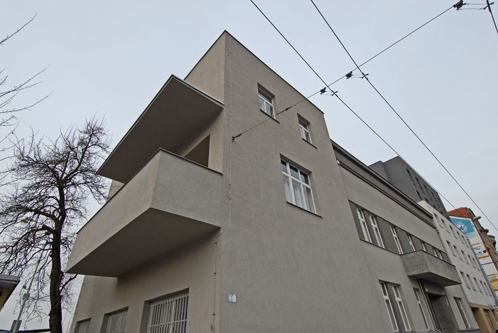 Zrestaurovaný interiér Brummelova domu, který vlastní soukromý majitel, se návštěvníkům po náročné rekonstrukci otevírá poprvé (25.3.2015). Původně jednopatrový dům se sedlovou střechou a historizujícím průčelím byl podle projektu Adolfa Loose přestaven v letech 1927 - 1929. Došlo ke stavební úpravě fasády na jednoduchou, hladkou, dostavena byla nová část domu, v prvním patře následně vznikalo pět místností. Právě interiér tohoto patra Loos řešil dvougeneračně. Podobně jako ostatní z bytových interiérů navržených Adolfem Loosem i Brummelův dům měl složitý osud. Majetkem rodiny byl do roku 1940, kdy přešel do správy německých okupačních úřadů. Po roce 1945 byl dům vrácen původnímu majiteli a zůstal v majetku rodiny do roku 1962. Dále byl ve vlastnictví státu na základě vynuceného darování. Objekt byl navrácen rodině v roce 1991. Rekonstrukci domu podpořilo město Plzeň, Plzeňský kraj i Ministerstvo kultury. Jedním z prvních hostů, kteří se do zrekonstruovaných prostor podívali, byl i primátor Martin Zrzavecký.