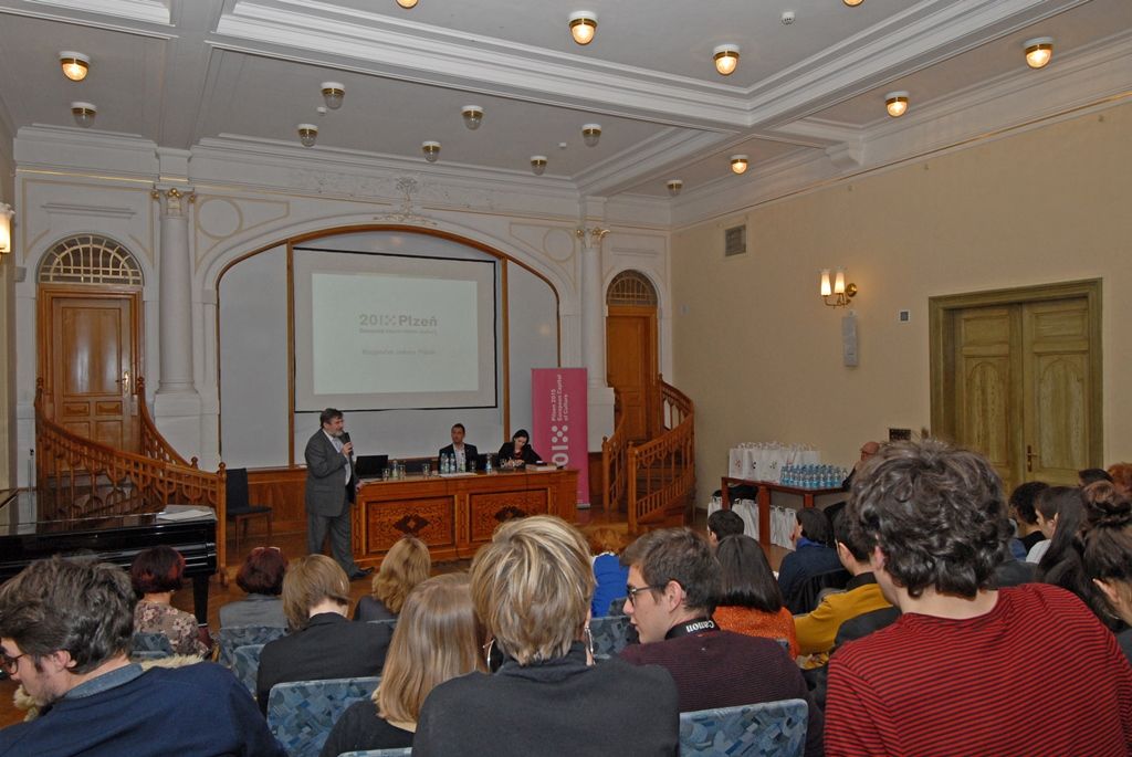 Zkušenosti z oblasti financování a ekonomie, vzdělávání, kultury a sociální sféry předali dnes zástupci správy města francouzským státním zaměstnancům, kteří za studijními účely navštívili Českou republiku. Hlavním tématem semináře byla výměna znalostí a příkladů z praxe. Setkání se uskutečnilo v přednáškovém sále Západočeského muzea v Plzni. (foto: 26.3.2015)