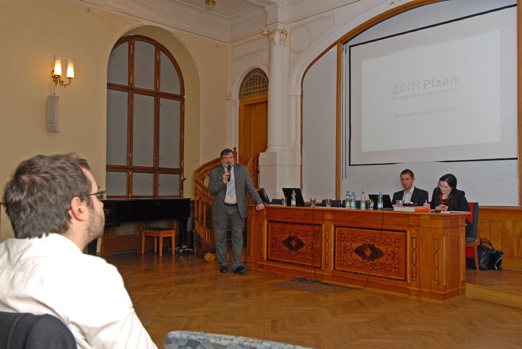 Zkušenosti z oblasti financování a ekonomie, vzdělávání, kultury a sociální sféry předali dnes zástupci správy města francouzským státním zaměstnancům, kteří za studijními účely navštívili Českou republiku. Hlavním tématem semináře byla výměna znalostí a příkladů z praxe. Setkání se uskutečnilo v přednáškovém sále Západočeského muzea v Plzni. (foto: 26.3.2015)
