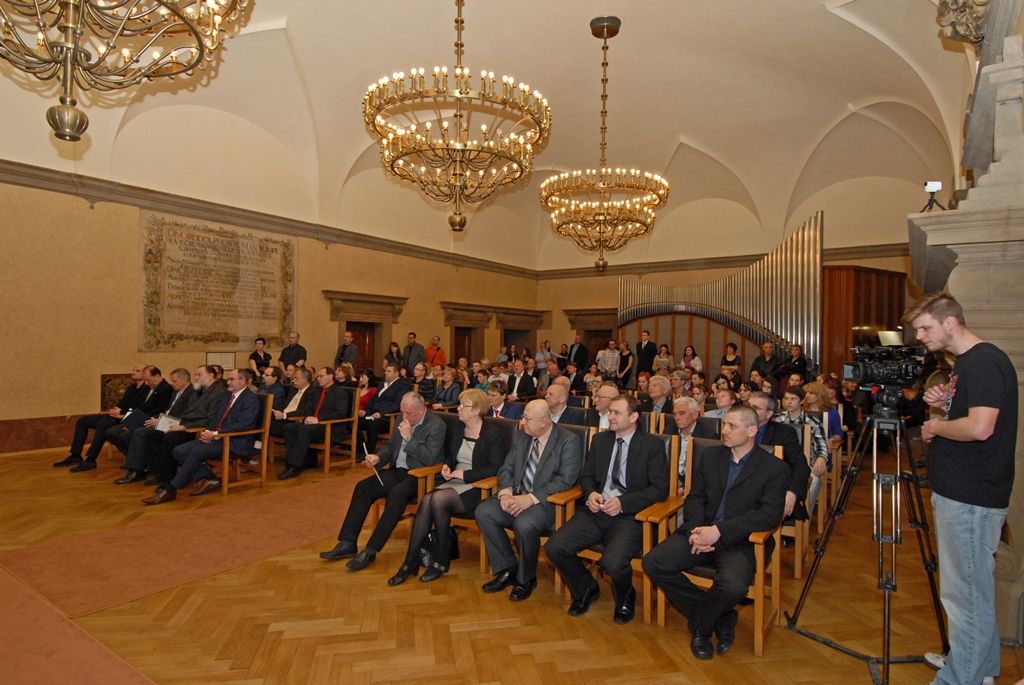 Atletka Jana Reissová a badmintonista Jan Louda se stali sportovci města Plzně mezi dorostem a žáky za rok 2014. Při akci, kterou připravila Nadace sportující mládeže pod záštitou primátora města Martin Zrzaveckého, bylo oceněno celkem 18 jednotlivců a devět družstev. Akce se také zúčastnil radní pro sport Michal Dvořák. V kategorii mladších žáků se mezi nejlepšími objevili tenistka Klára Nováková, plavkyně Zuzana Šantínová a zápasník Marek Vrba. Po roční přestávce se z druhého titulu v kategorii staršího žactva radoval badmintonista Jan Louda. Dále byli v kategorii staršího žactva oceněni Eliška Fajfrlíková za sportovní aerobic, atletky Linda Hettlerová a Anna Kozáková, vzpěračka Mirka Kubová, plavkyně Tereza Polcarová a Tomáš Václavík za úspěchy v motokárovém sportu. (foto: 26.3.2015)