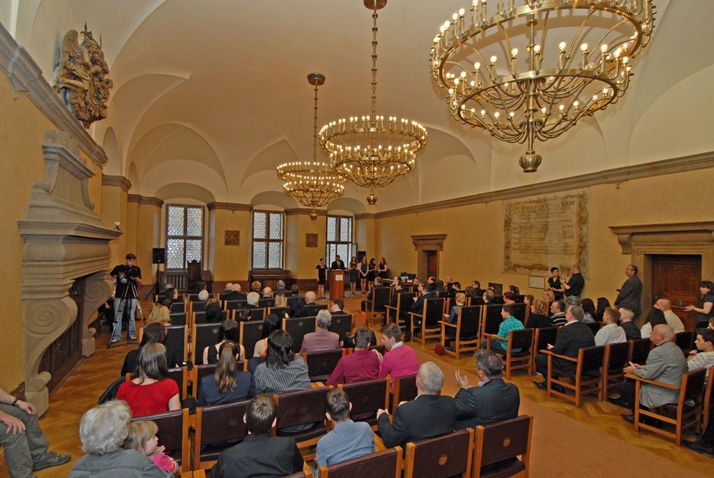 Atletka Jana Reissová a badmintonista Jan Louda se stali sportovci města Plzně mezi dorostem a žáky za rok 2014. Při akci, kterou připravila Nadace sportující mládeže pod záštitou primátora města Martin Zrzaveckého, bylo oceněno celkem 18 jednotlivců a devět družstev. Akce se také zúčastnil radní pro sport Michal Dvořák. V kategorii mladších žáků se mezi nejlepšími objevili tenistka Klára Nováková, plavkyně Zuzana Šantínová a zápasník Marek Vrba. Po roční přestávce se z druhého titulu v kategorii staršího žactva radoval badmintonista Jan Louda. Dále byli v kategorii staršího žactva oceněni Eliška Fajfrlíková za sportovní aerobic, atletky Linda Hettlerová a Anna Kozáková, vzpěračka Mirka Kubová, plavkyně Tereza Polcarová a Tomáš Václavík za úspěchy v motokárovém sportu. (foto: 26.3.2015)