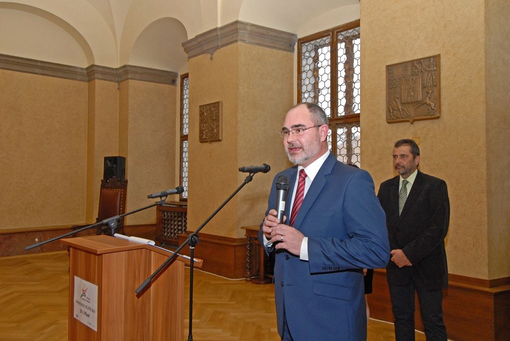 Atletka Jana Reissová a badmintonista Jan Louda se stali sportovci města Plzně mezi dorostem a žáky za rok 2014. Při akci, kterou připravila Nadace sportující mládeže pod záštitou primátora města Martin Zrzaveckého, bylo oceněno celkem 18 jednotlivců a devět družstev. Akce se také zúčastnil radní pro sport Michal Dvořák. V kategorii mladších žáků se mezi nejlepšími objevili tenistka Klára Nováková, plavkyně Zuzana Šantínová a zápasník Marek Vrba. Po roční přestávce se z druhého titulu v kategorii staršího žactva radoval badmintonista Jan Louda. Dále byli v kategorii staršího žactva oceněni Eliška Fajfrlíková za sportovní aerobic, atletky Linda Hettlerová a Anna Kozáková, vzpěračka Mirka Kubová, plavkyně Tereza Polcarová a Tomáš Václavík za úspěchy v motokárovém sportu. (foto: 26.3.2015)