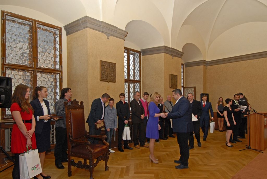 Atletka Jana Reissová a badmintonista Jan Louda se stali sportovci města Plzně mezi dorostem a žáky za rok 2014. Při akci, kterou připravila Nadace sportující mládeže pod záštitou primátora města Martin Zrzaveckého, bylo oceněno celkem 18 jednotlivců a devět družstev. Akce se také zúčastnil radní pro sport Michal Dvořák. V kategorii mladších žáků se mezi nejlepšími objevili tenistka Klára Nováková, plavkyně Zuzana Šantínová a zápasník Marek Vrba. Po roční přestávce se z druhého titulu v kategorii staršího žactva radoval badmintonista Jan Louda. Dále byli v kategorii staršího žactva oceněni Eliška Fajfrlíková za sportovní aerobic, atletky Linda Hettlerová a Anna Kozáková, vzpěračka Mirka Kubová, plavkyně Tereza Polcarová a Tomáš Václavík za úspěchy v motokárovém sportu. (foto: 26.3.2015)