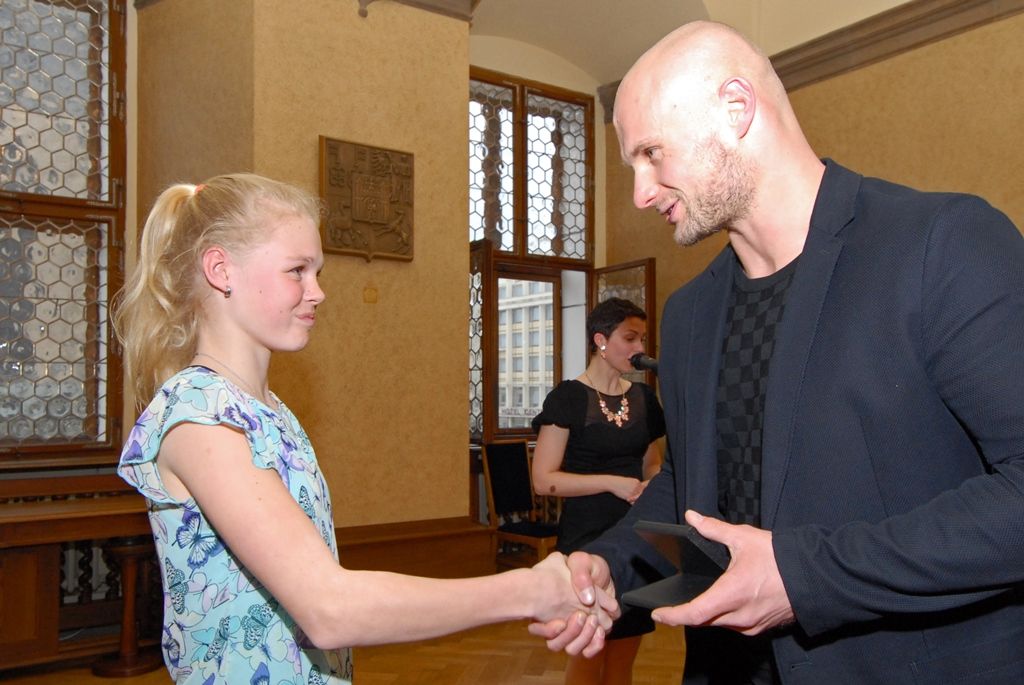Atletka Jana Reissová a badmintonista Jan Louda se stali sportovci města Plzně mezi dorostem a žáky za rok 2014. Při akci, kterou připravila Nadace sportující mládeže pod záštitou primátora města Martin Zrzaveckého, bylo oceněno celkem 18 jednotlivců a devět družstev. Akce se také zúčastnil radní pro sport Michal Dvořák. V kategorii mladších žáků se mezi nejlepšími objevili tenistka Klára Nováková, plavkyně Zuzana Šantínová a zápasník Marek Vrba. Po roční přestávce se z druhého titulu v kategorii staršího žactva radoval badmintonista Jan Louda. Dále byli v kategorii staršího žactva oceněni Eliška Fajfrlíková za sportovní aerobic, atletky Linda Hettlerová a Anna Kozáková, vzpěračka Mirka Kubová, plavkyně Tereza Polcarová a Tomáš Václavík za úspěchy v motokárovém sportu. (foto: 26.3.2015)