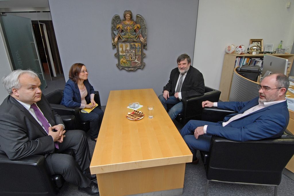 Poslanec Evropského parlamentu Pavel Svoboda navštívil Plzeň. Při setkání s primátorem města Martinem Zrzaveckým a náměstkem pro oblast dopravy a životního prostředí Petrem Náhlíkem se zajímal o kulturní dění, turistické cíle i problémy občanského soužití v Plzni. Zástupci města europoslance seznámili s programem projektu Plzeň – Evropské hlavní město kultury 2015 i nabídkou dalších turistických cílů a programů pro školy. Ty se rády při celodenní návštěvě Plzně podívají do Techmanie Science Center nebo zoologické a botanické zahrady. (foto: 27.3.2015)