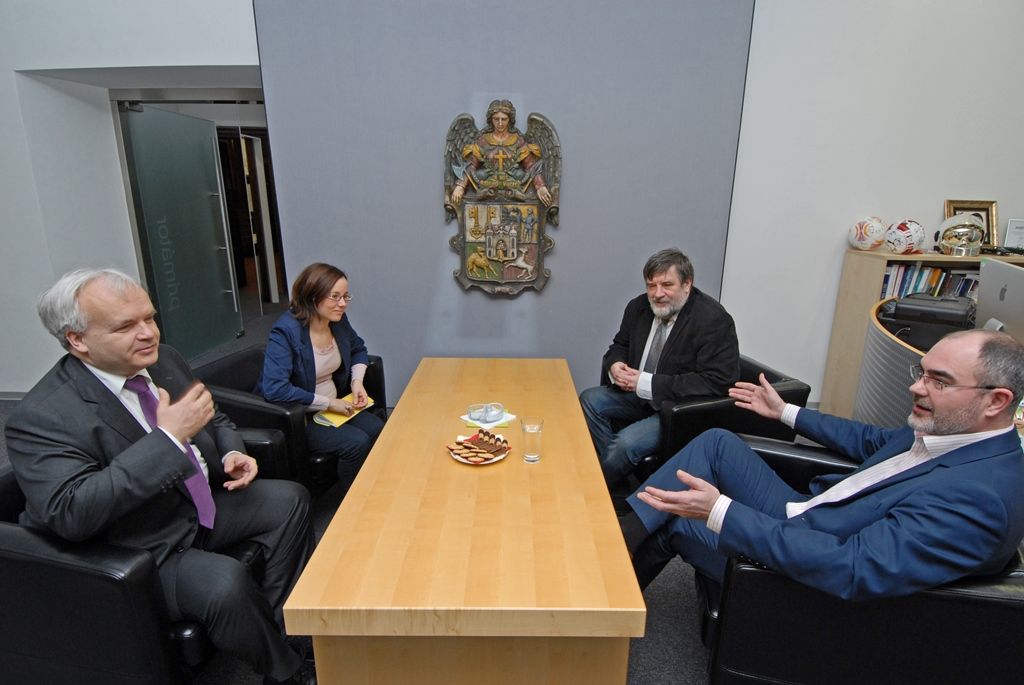Poslanec Evropského parlamentu Pavel Svoboda navštívil Plzeň. Při setkání s primátorem města Martinem Zrzaveckým a náměstkem pro oblast dopravy a životního prostředí Petrem Náhlíkem se zajímal o kulturní dění, turistické cíle i problémy občanského soužití v Plzni. Zástupci města europoslance seznámili s programem projektu Plzeň – Evropské hlavní město kultury 2015 i nabídkou dalších turistických cílů a programů pro školy. Ty se rády při celodenní návštěvě Plzně podívají do Techmanie Science Center nebo zoologické a botanické zahrady. (foto: 27.3.2015)