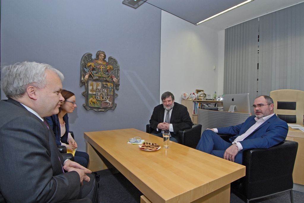 Poslanec Evropského parlamentu Pavel Svoboda navštívil Plzeň. Při setkání s primátorem města Martinem Zrzaveckým a náměstkem pro oblast dopravy a životního prostředí Petrem Náhlíkem se zajímal o kulturní dění, turistické cíle i problémy občanského soužití v Plzni. Zástupci města europoslance seznámili s programem projektu Plzeň – Evropské hlavní město kultury 2015 i nabídkou dalších turistických cílů a programů pro školy. Ty se rády při celodenní návštěvě Plzně podívají do Techmanie Science Center nebo zoologické a botanické zahrady. (foto: 27.3.2015)