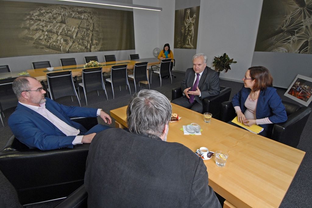 Poslanec Evropského parlamentu Pavel Svoboda navštívil Plzeň. Při setkání s primátorem města Martinem Zrzaveckým a náměstkem pro oblast dopravy a životního prostředí Petrem Náhlíkem se zajímal o kulturní dění, turistické cíle i problémy občanského soužití v Plzni. Zástupci města europoslance seznámili s programem projektu Plzeň – Evropské hlavní město kultury 2015 i nabídkou dalších turistických cílů a programů pro školy. Ty se rády při celodenní návštěvě Plzně podívají do Techmanie Science Center nebo zoologické a botanické zahrady. (foto: 27.3.2015)