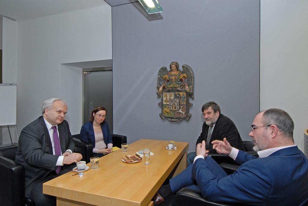 Poslanec Evropského parlamentu Pavel Svoboda navštívil Plzeň. Při setkání s primátorem města Martinem Zrzaveckým a náměstkem pro oblast dopravy a životního prostředí Petrem Náhlíkem se zajímal o kulturní dění, turistické cíle i problémy občanského soužití v Plzni. Zástupci města europoslance seznámili s programem projektu Plzeň – Evropské hlavní město kultury 2015 i nabídkou dalších turistických cílů a programů pro školy. Ty se rády při celodenní návštěvě Plzně podívají do Techmanie Science Center nebo zoologické a botanické zahrady. (foto: 27.3.2015)