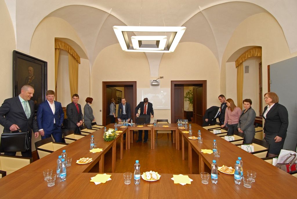 Delegace moldavských úředníků se dnes v Plzni zajímala o projekty, které se dosud podařilo městu postavit za pomoci partnerství veřejného a soukromého sektoru, tedy takzvané PPP projekty. Zástupci ministerstva hospodářství Moldavské republiky a tamního fondu národního majetku chtěli znát především zkušenosti, jaké město s tímto typem investic má. Seznámili se tak hlavně s plzeňským depem, které bylo loni otevřeno v areálu Škody na Karlově. (foto: 3.4.2015)