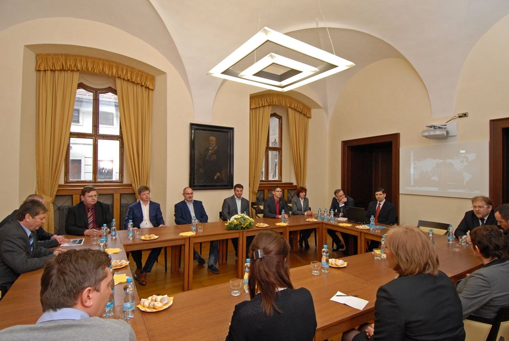Delegace moldavských úředníků se dnes v Plzni zajímala o projekty, které se dosud podařilo městu postavit za pomoci partnerství veřejného a soukromého sektoru, tedy takzvané PPP projekty. Zástupci ministerstva hospodářství Moldavské republiky a tamního fondu národního majetku chtěli znát především zkušenosti, jaké město s tímto typem investic má. Seznámili se tak hlavně s plzeňským depem, které bylo loni otevřeno v areálu Škody na Karlově. (foto: 3.4.2015)