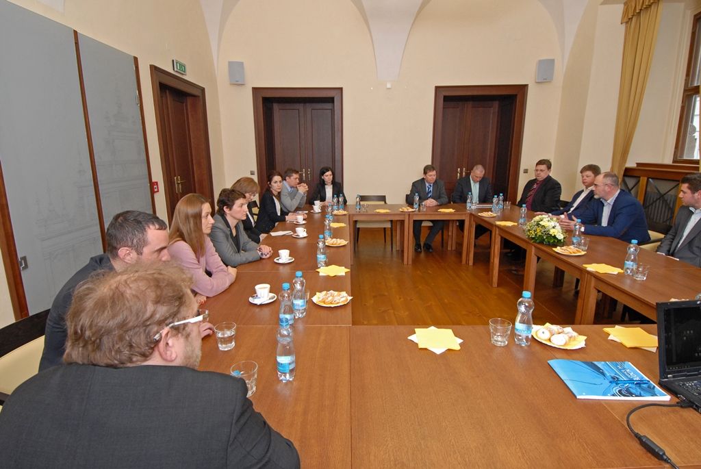 Delegace moldavských úředníků se dnes v Plzni zajímala o projekty, které se dosud podařilo městu postavit za pomoci partnerství veřejného a soukromého sektoru, tedy takzvané PPP projekty. Zástupci ministerstva hospodářství Moldavské republiky a tamního fondu národního majetku chtěli znát především zkušenosti, jaké město s tímto typem investic má. Seznámili se tak hlavně s plzeňským depem, které bylo loni otevřeno v areálu Škody na Karlově. (foto: 3.4.2015)