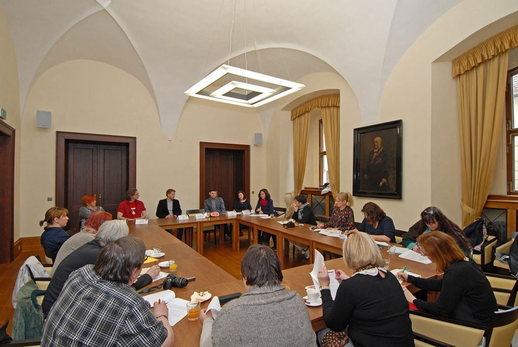 Po skončení jedenáctiletého angažmá v Divadle na Vinohradech a těsně před začátkem nové sezony v Národním divadle si Pavel Batěk zahraje v létě v rodné Plzni. Čeká ho tu role slavného detektiva v komedii Prokletí rodu Baskervillů aneb Pozor zlý pes!, kterou pro festival Divadelní léto pod plzeňským nebem režíruje Petr Svojtka, umělecký šéf Městských divadel pražských. (foto: 10.4.2015)