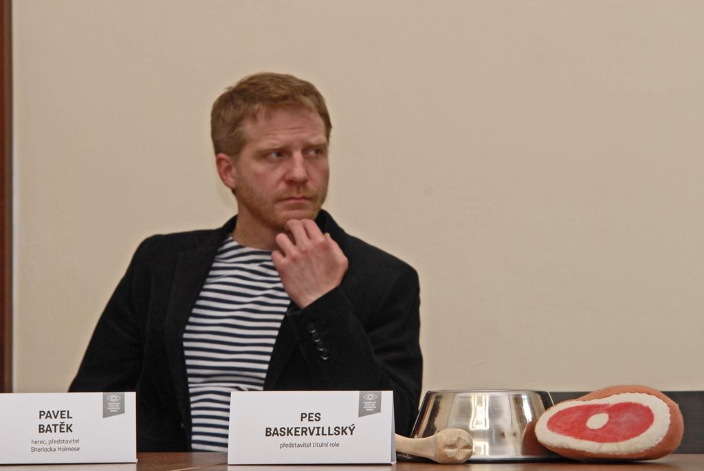 Po skončení jedenáctiletého angažmá v Divadle na Vinohradech a těsně před začátkem nové sezony v Národním divadle si Pavel Batěk zahraje v létě v rodné Plzni. Čeká ho tu role slavného detektiva v komedii Prokletí rodu Baskervillů aneb Pozor zlý pes!, kterou pro festival Divadelní léto pod plzeňským nebem režíruje Petr Svojtka, umělecký šéf Městských divadel pražských. (foto: 10.4.2015)