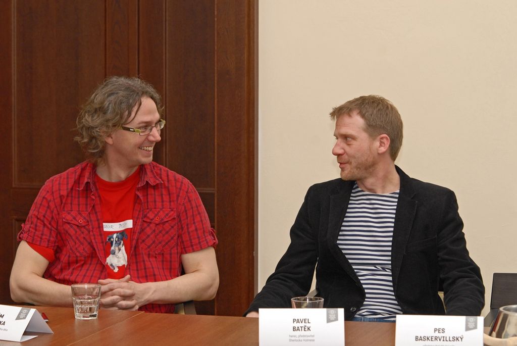 Po skončení jedenáctiletého angažmá v Divadle na Vinohradech a těsně před začátkem nové sezony v Národním divadle si Pavel Batěk zahraje v létě v rodné Plzni. Čeká ho tu role slavného detektiva v komedii Prokletí rodu Baskervillů aneb Pozor zlý pes!, kterou pro festival Divadelní léto pod plzeňským nebem režíruje Petr Svojtka, umělecký šéf Městských divadel pražských. (foto: 10.4.2015)