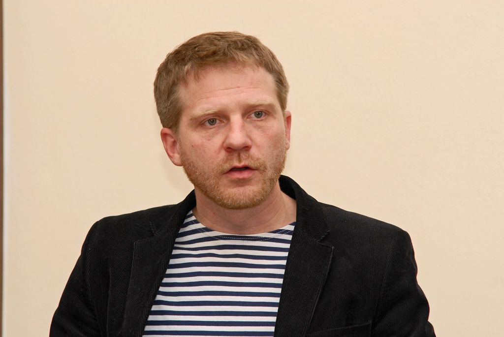 Po skončení jedenáctiletého angažmá v Divadle na Vinohradech a těsně před začátkem nové sezony v Národním divadle si Pavel Batěk zahraje v létě v rodné Plzni. Čeká ho tu role slavného detektiva v komedii Prokletí rodu Baskervillů aneb Pozor zlý pes!, kterou pro festival Divadelní léto pod plzeňským nebem režíruje Petr Svojtka, umělecký šéf Městských divadel pražských. (foto: 10.4.2015)