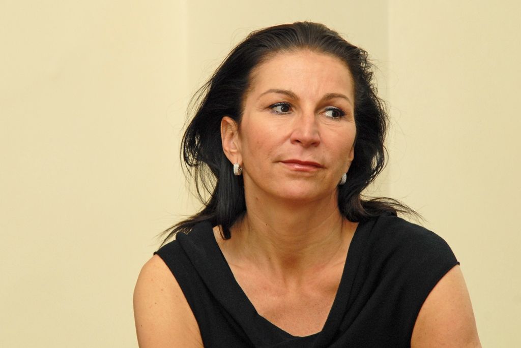Mimořádného úspěchu dosáhla místní divadla, když v závěru března převzali na scéně Národního divadla v Praze tři plzeňští umělci Ceny Thálie za rok 2014 – Ivana Veberová, Richard Ševčík a Blanka Josephová-Luňáková. (foto. 14.4.2015)
